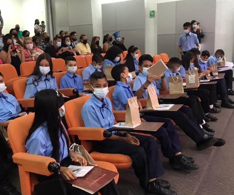 100 ferromineritos reciben certificado de culminación de primaria