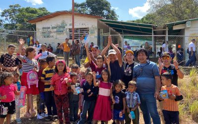 Ferromineros llevan alegría a los niños de las comunidades de Angostura