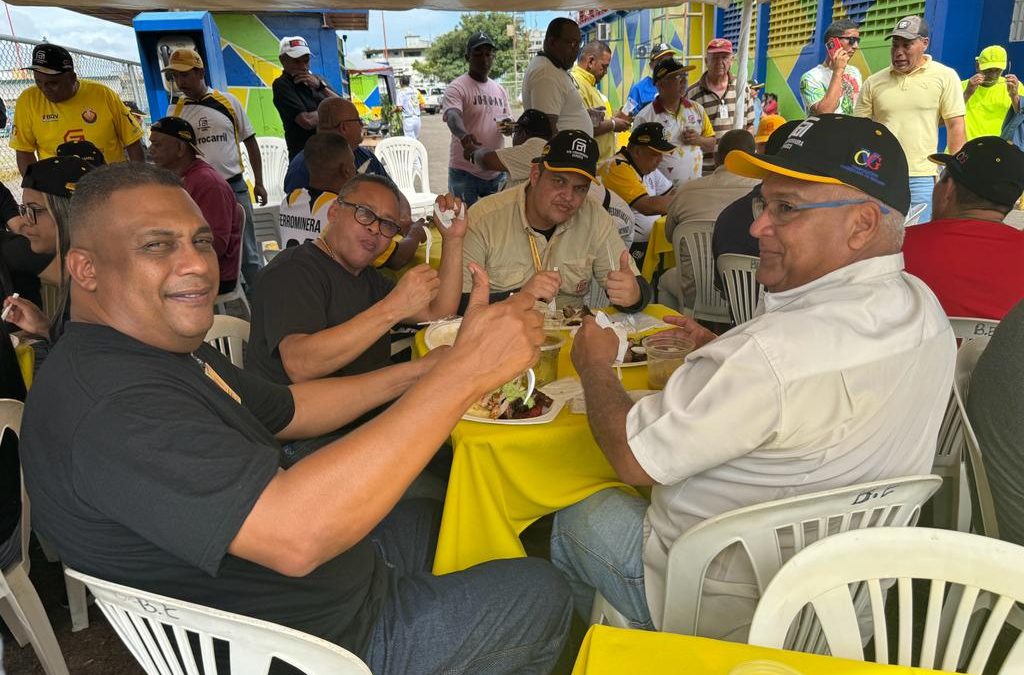 Ferrocarrileros son agasajados por su día