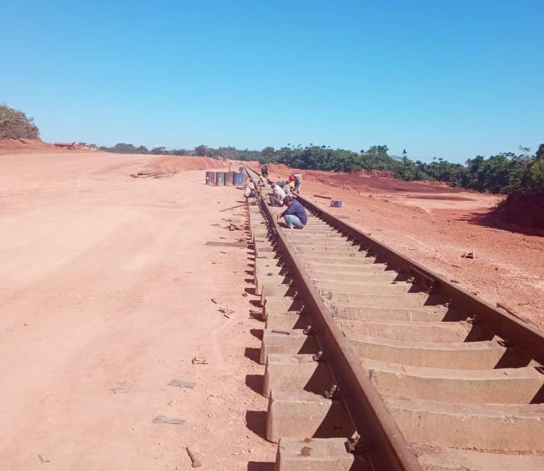 Ferrominera continúa avances de la vía férrea Los Pijiguaos