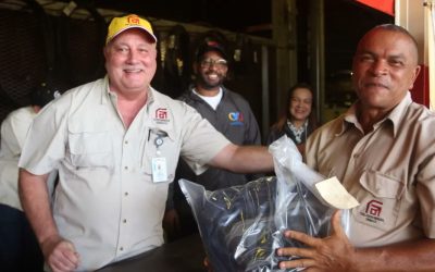 Ferrominera inicia entrega de uniformes para la clase trabajadora