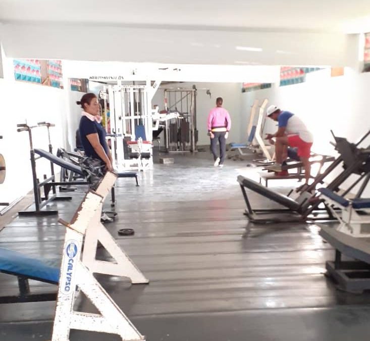 Inicia recuperación del gimnasio «César Bertani» con apoyo de los trabajadores