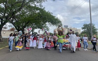 Caballitos de San Juan pintaron de colores al Centro Cívico