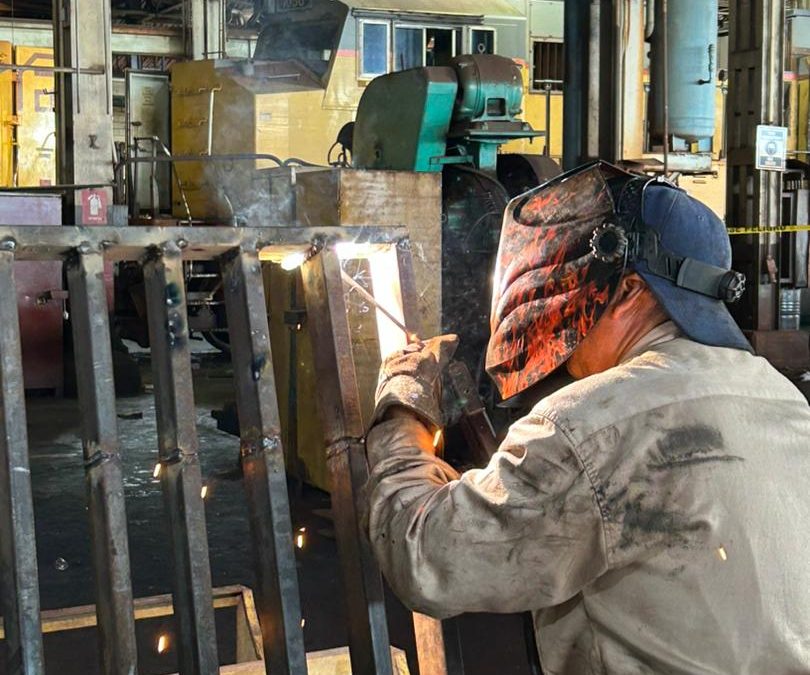 Ferromineros cambian rejillas estructurales en piso de Panel 8