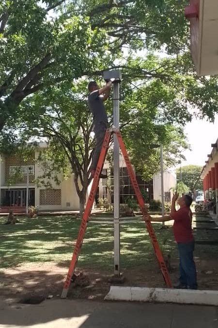 Ferrominera ejecuta instalación de luminarias en el Centro Cívico
