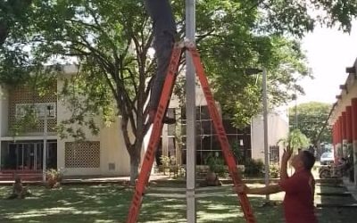 Ferrominera ejecuta instalación de luminarias en el Centro Cívico