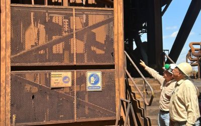 Trabajadores adecúan ascensor industrial en Planta de Briquetas