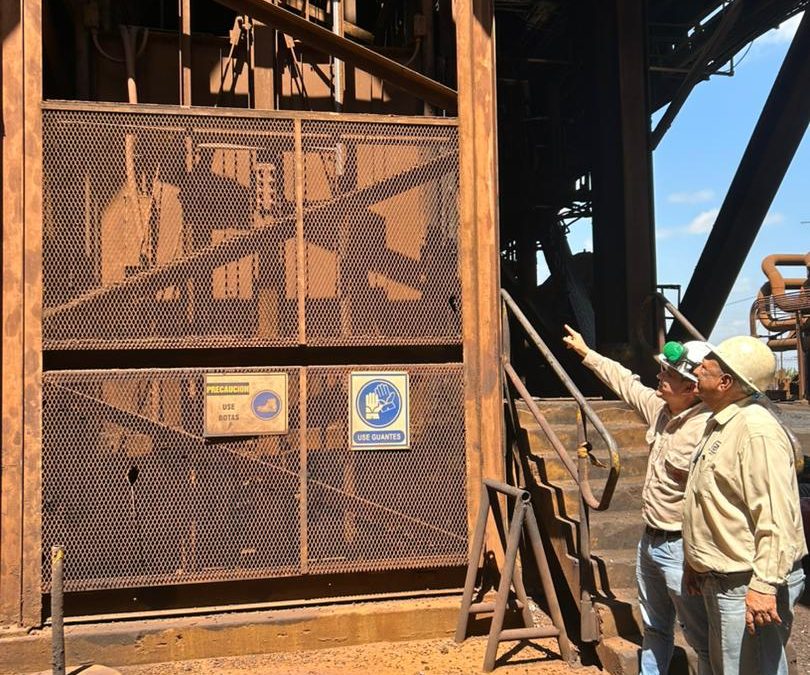 Trabajadores adecúan ascensor industrial en Planta de Briquetas