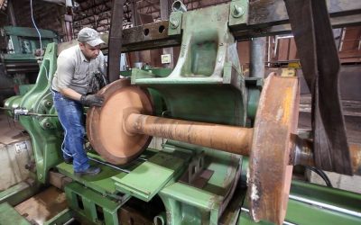 Trabajadores de la Gerencia de Ferrocarril instalan prensa de 600 toneladas