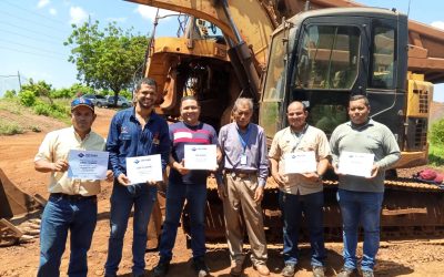 Operadores de equipo pesado obtienen certificación en jornadas formativas