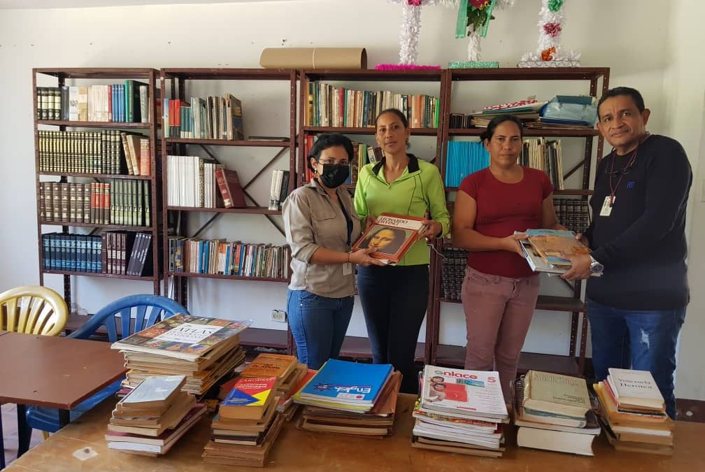 Ferrominera entrega libros a Casa de la Cultura