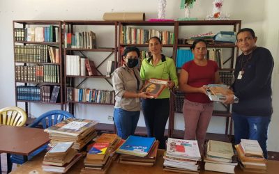 Ferrominera entrega libros a Casa de la Cultura