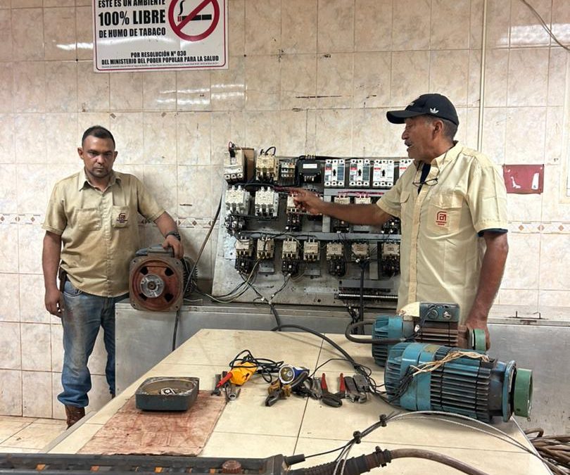 Ferromineros adecuan cuadro de control principal de grúa para PMH