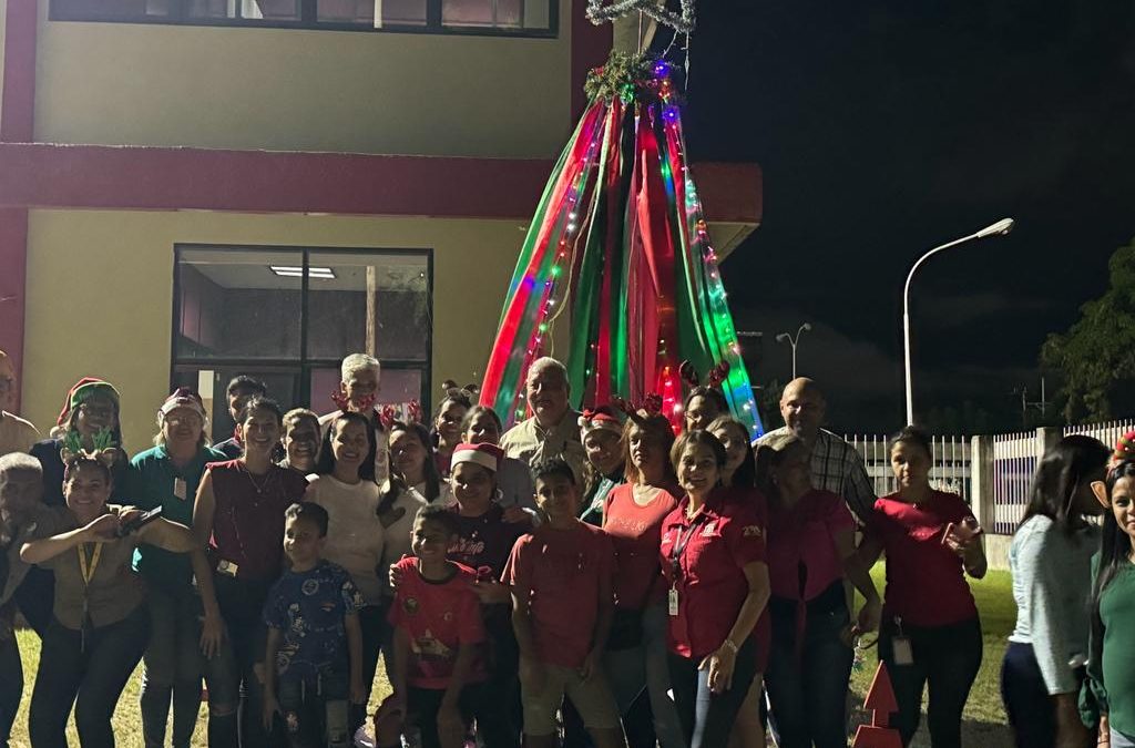 Trabajadores del Edificio Administrativo II celebran la Navidad